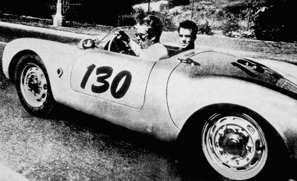 Der amerikanische Schauspieler James Dean fährt seinen Porsche Spider 550A mit Rolf Wutherich.