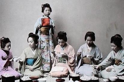 Junge japanische Mädchen beim Nudelessen, um 1900 (handkoloriertes Foto)