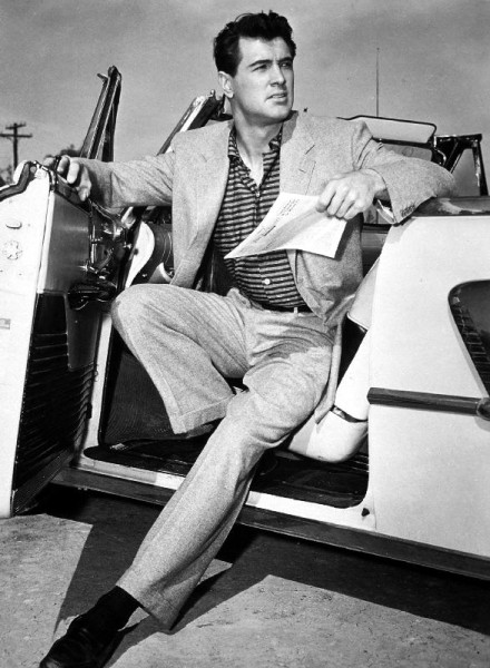 Rock Hudson in einem Cabrio