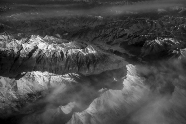 Die schneebedeckten Berge und Wolken auf dem Tibet-Plateau