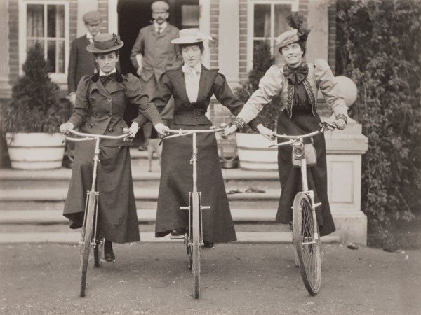Drei Frauen auf Fahrrädern, frühes 20. Jahrhundert (s/w-Foto)