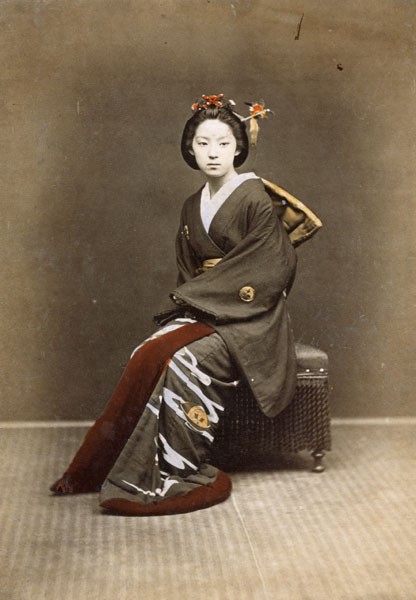 Junges Mädchen im Kimono, ca. 1860-70 (handkoloriertes Foto)